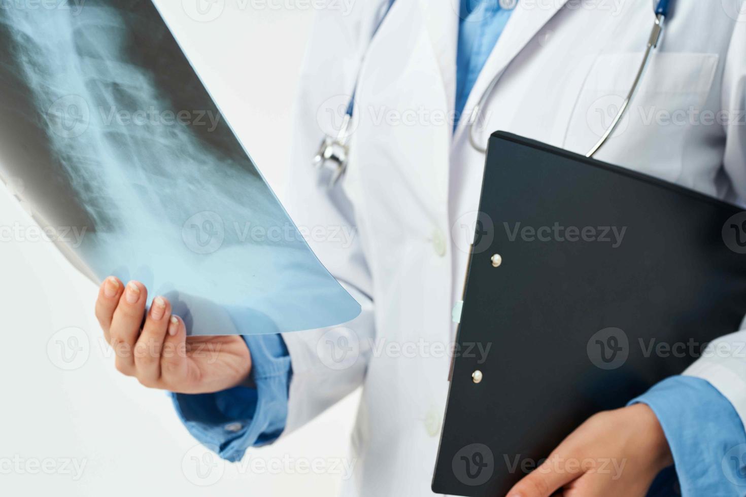 médico dentro branco casaco raio X fechar-se clínica foto