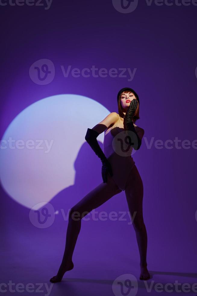 beleza moda mulher posando em etapa Holofote silhueta discoteca cor fundo inalterado foto