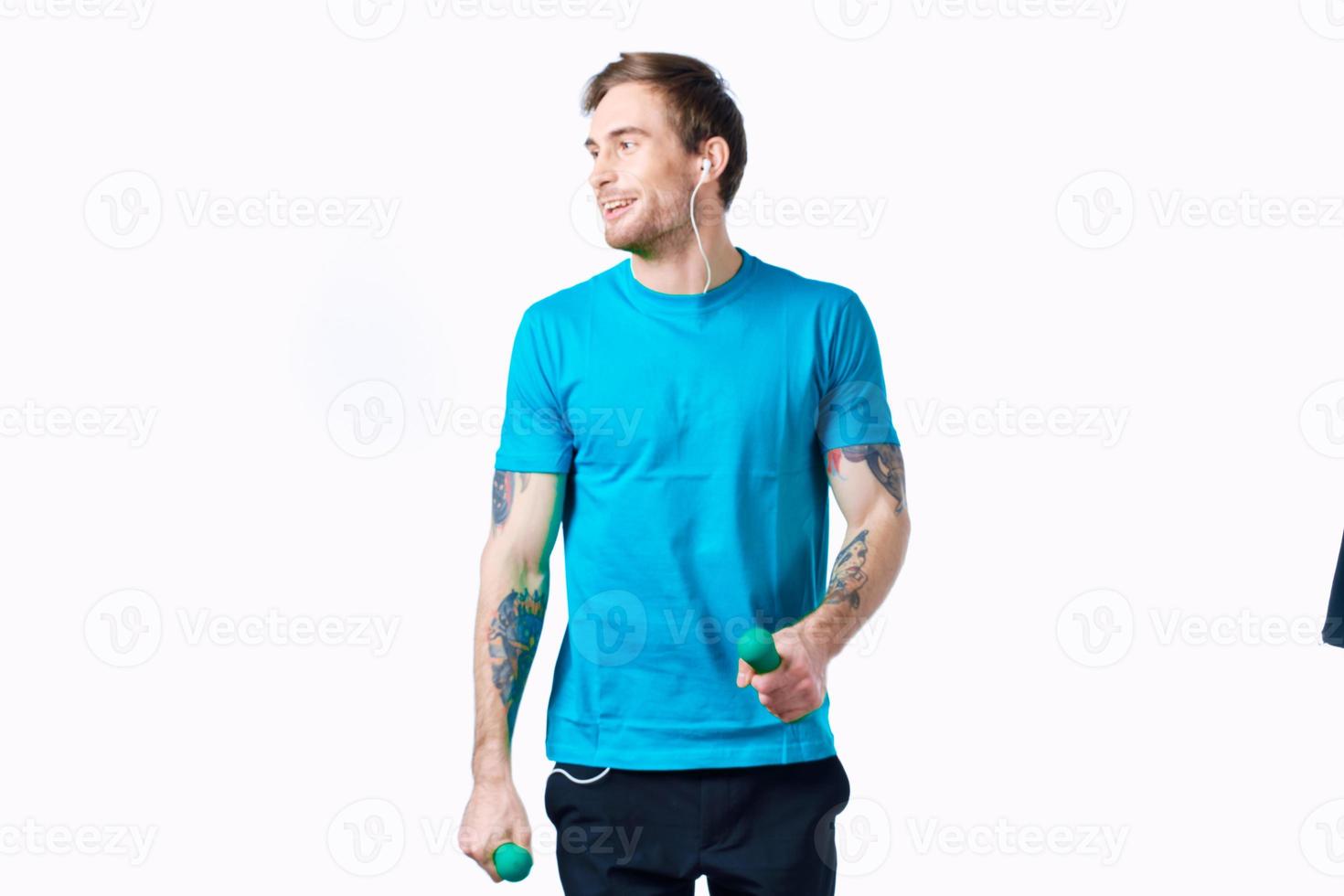 alegre desportivo homem com halteres dentro mãos ginástica exercício isolado fundo foto