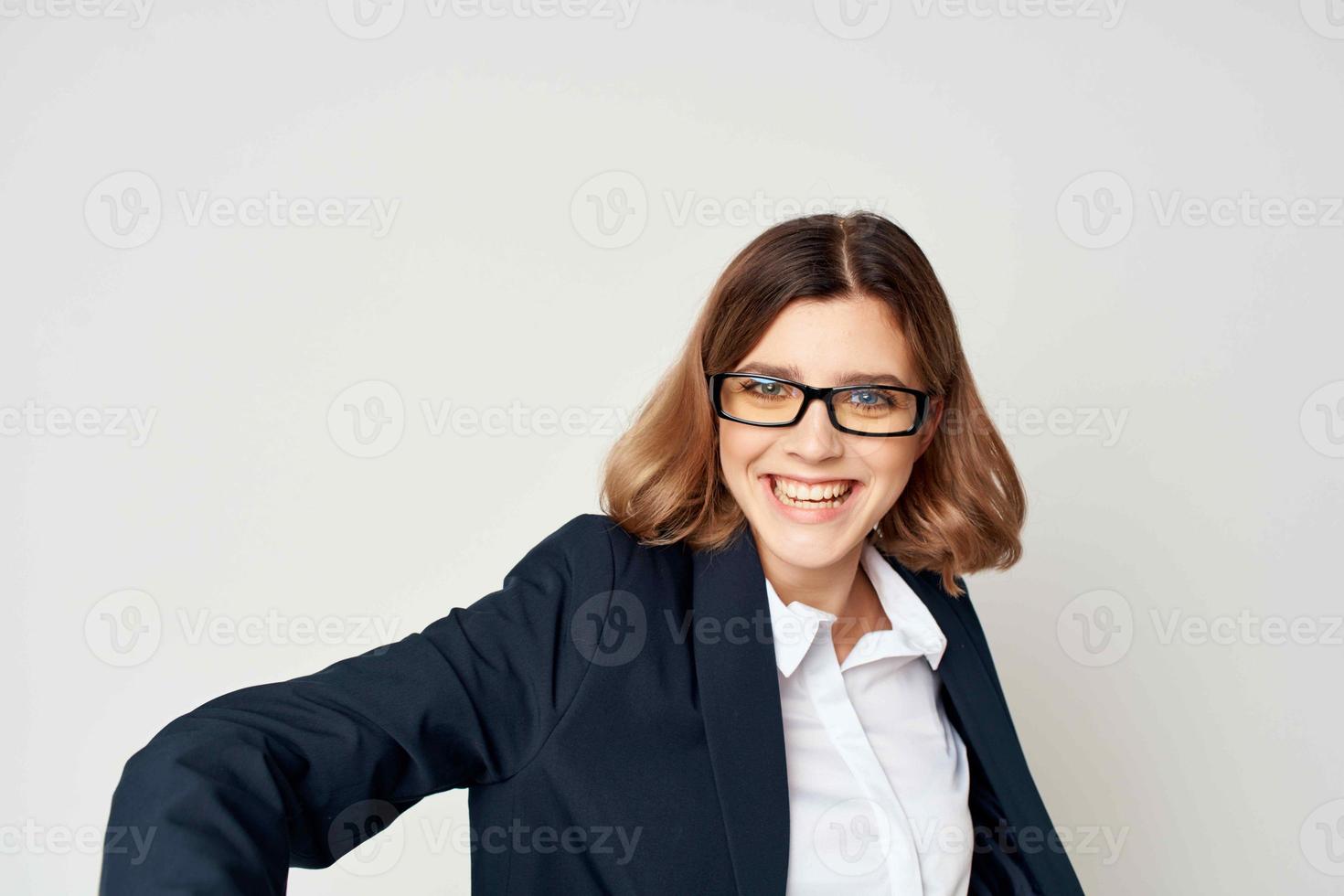 o negócio mulher dentro terno Diversão emoções Gerente fechar-se luz fundo foto