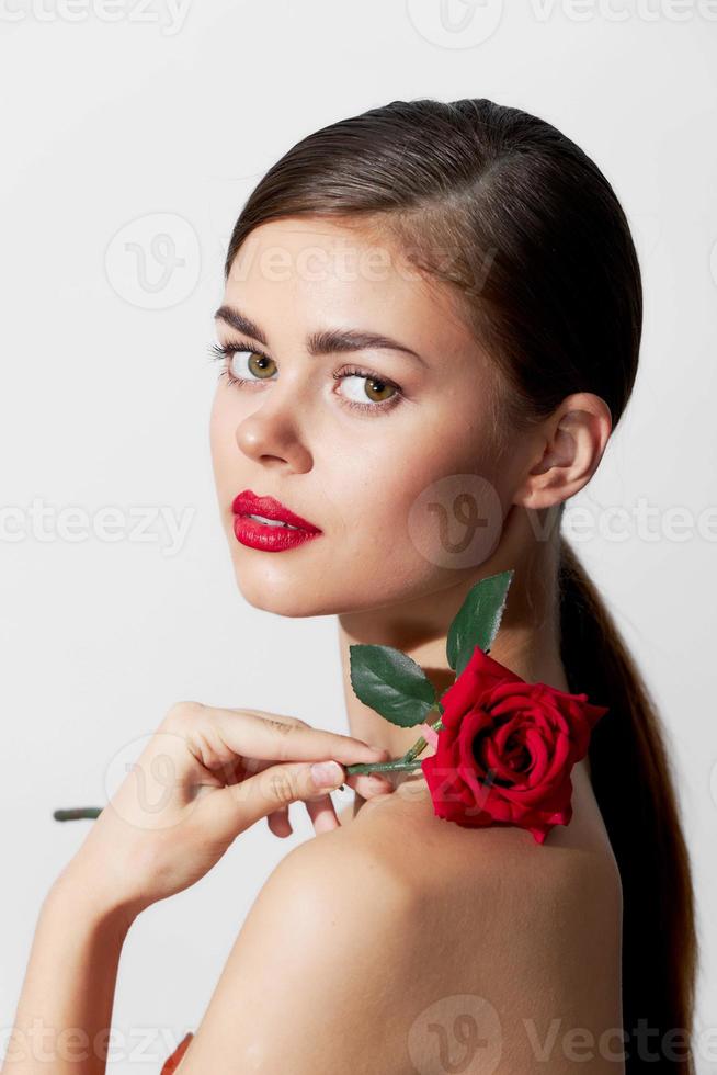 mulher com nu ombros vermelho lábios puro luxo pele Maquiagem foto