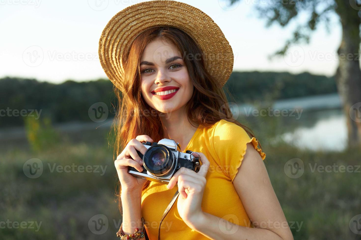 alegre mulher fotógrafo dentro chapéu lazer passatempo natureza foto