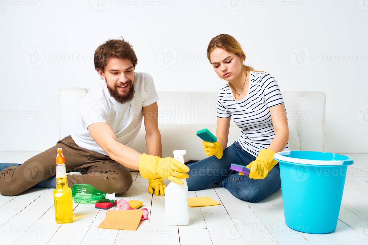 casado casal articulação casa limpeza serviço limpeza agente foto