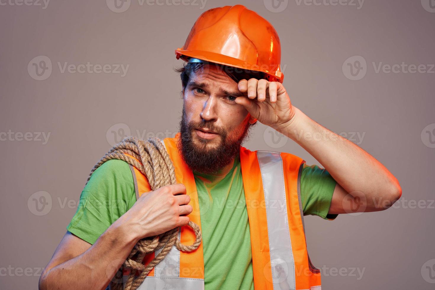 homem dentro laranja capacete trabalhos engenheiro profissional Ferramentas foto