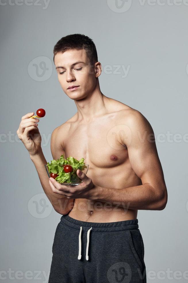 fofa cara bombeado acima torsos prato salada saudável Comida estilo de vida energia foto