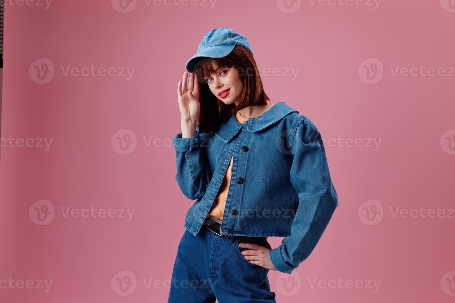 beleza moda mulher à moda jeans roupas posando cor fundo inalterado foto