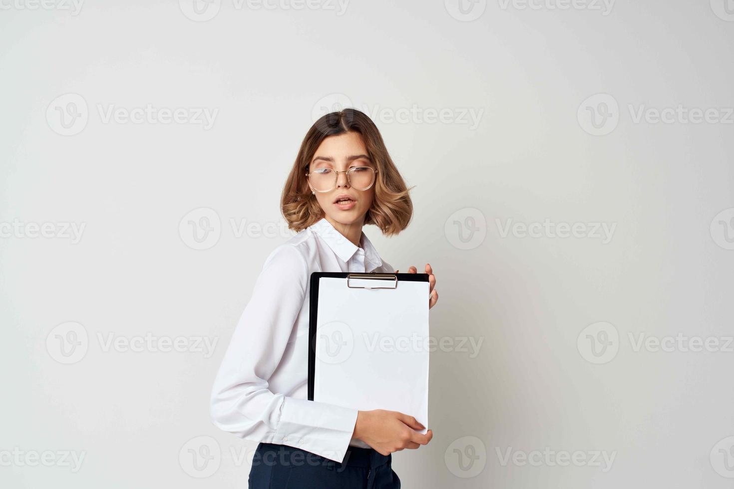 o negócio mulher dentro branco camisa documentos escritório Gerente foto