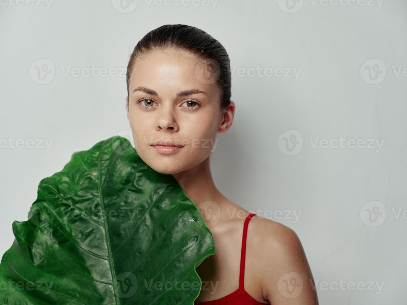 jovem mulher limpar \ limpo pele verde Palma folha aliciamento modelo foto