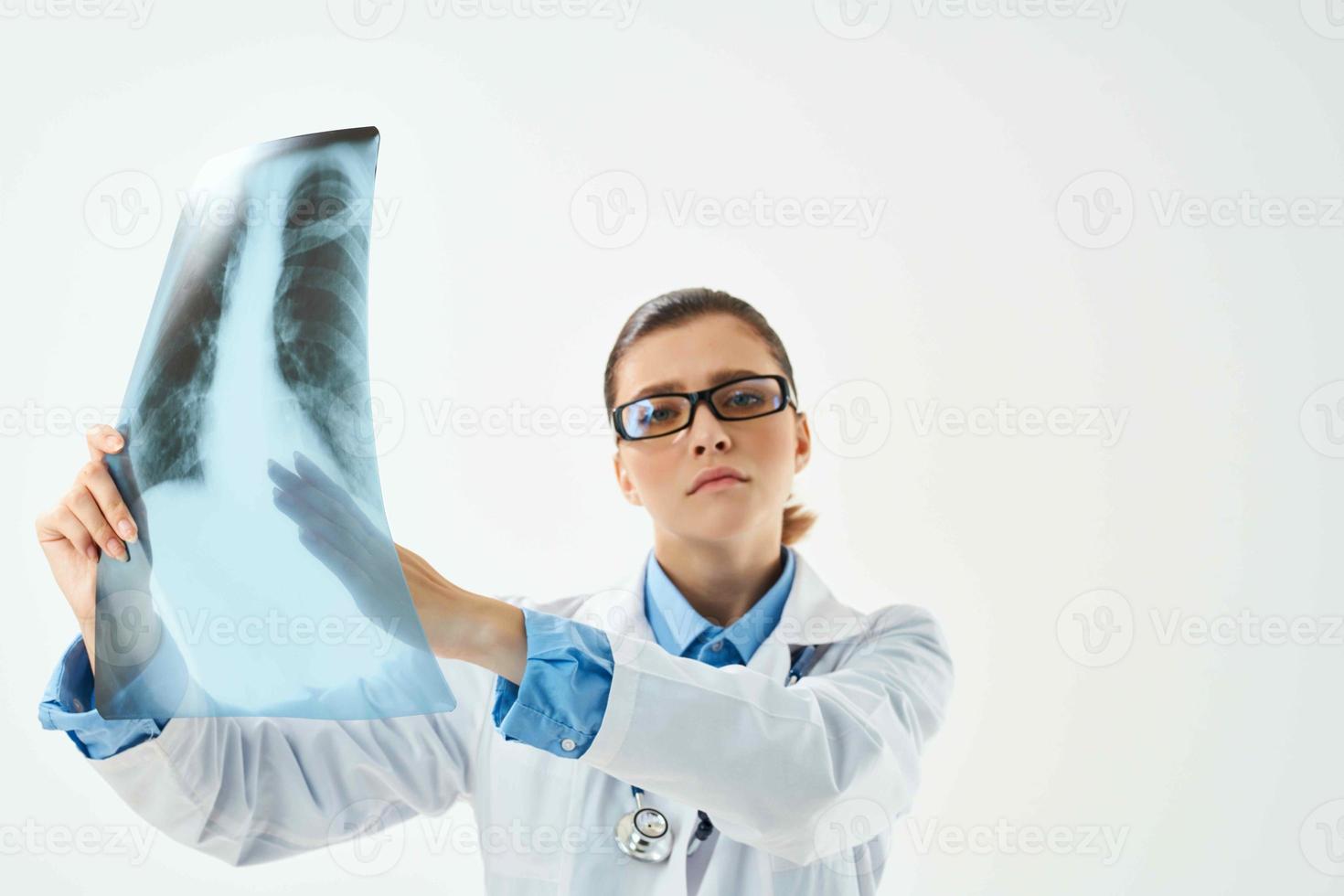 médico trabalhador tengin instantâneo exame paciente hospital foto