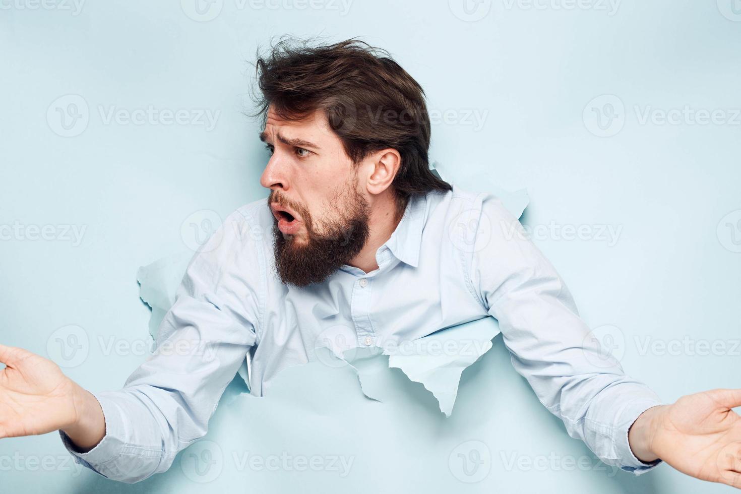 uma homem dentro uma camisa espreitadelas Fora a partir de atrás a parede do uma carreira trabalhos emoções foto