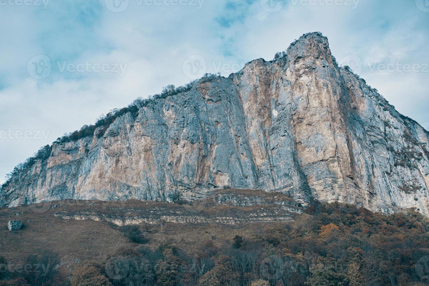 Alto montanhas panorama outono Relva céu nuvens fresco ar foto