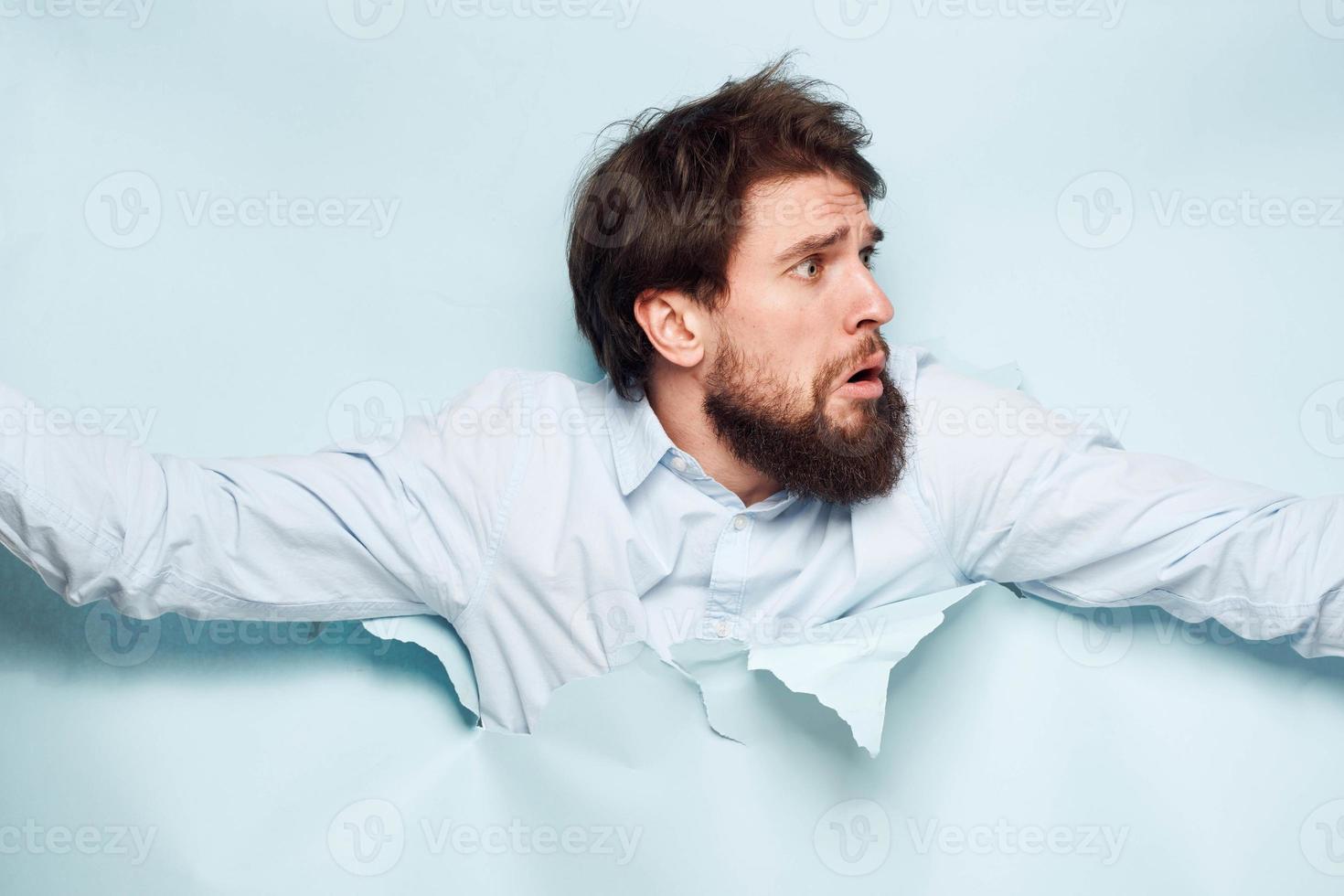 uma homem dentro uma camisa espreitadelas Fora a partir de atrás a parede do uma carreira trabalhos emoções foto