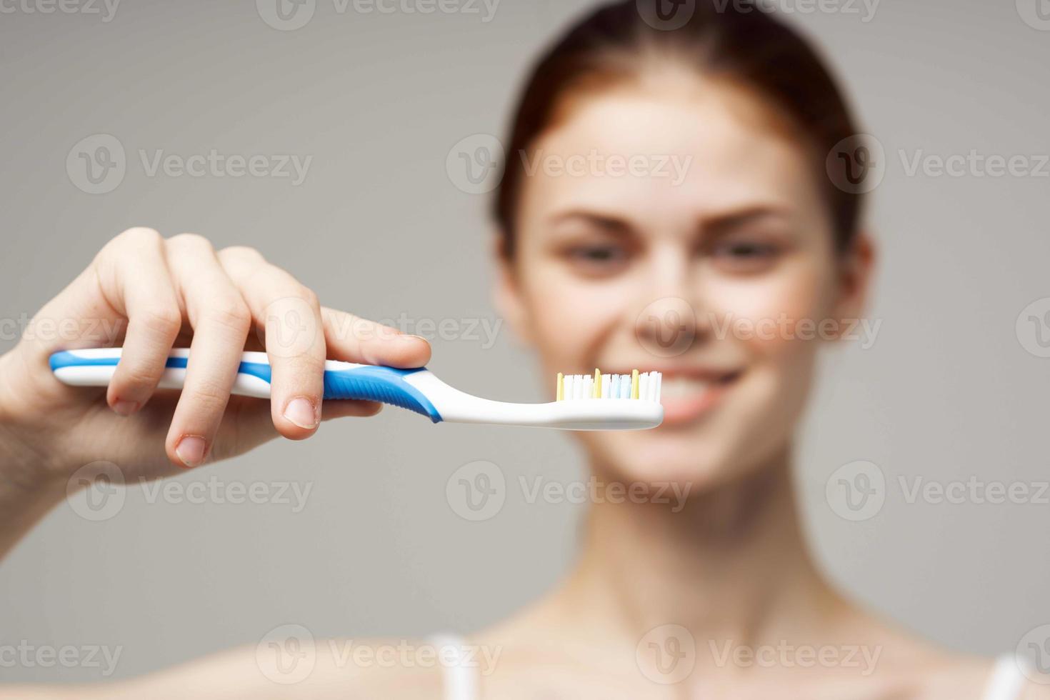 bonita mulher dentro branco camiseta dental higiene saúde Cuidado luz fundo foto