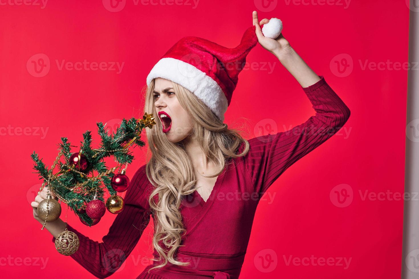 mulher dentro vermelho vestir Natal árvore brinquedos feriado Rosa fundo foto