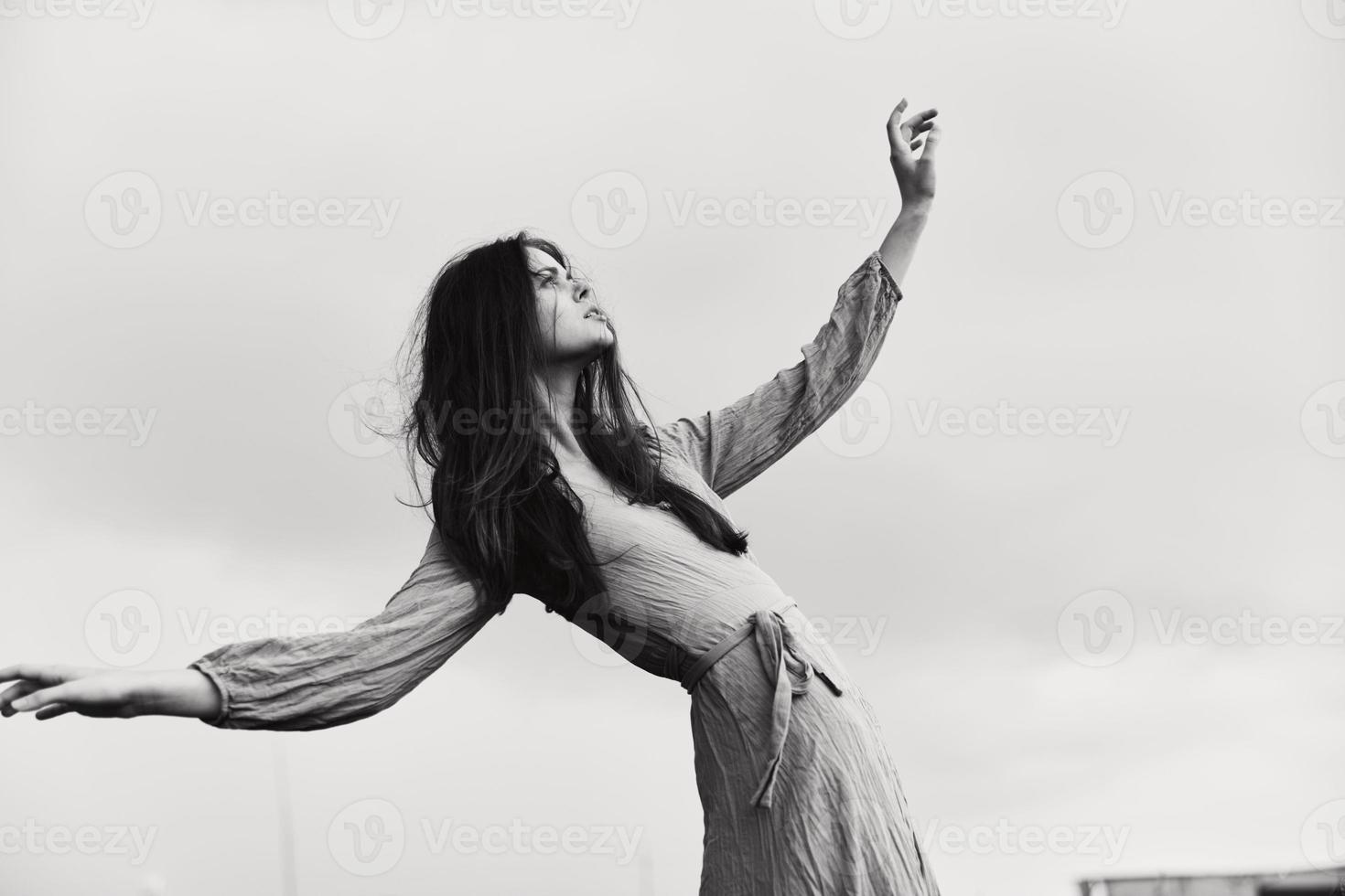 retrato do uma lindo mulher dentro vestir gesticulando com mãos posando inalterado foto