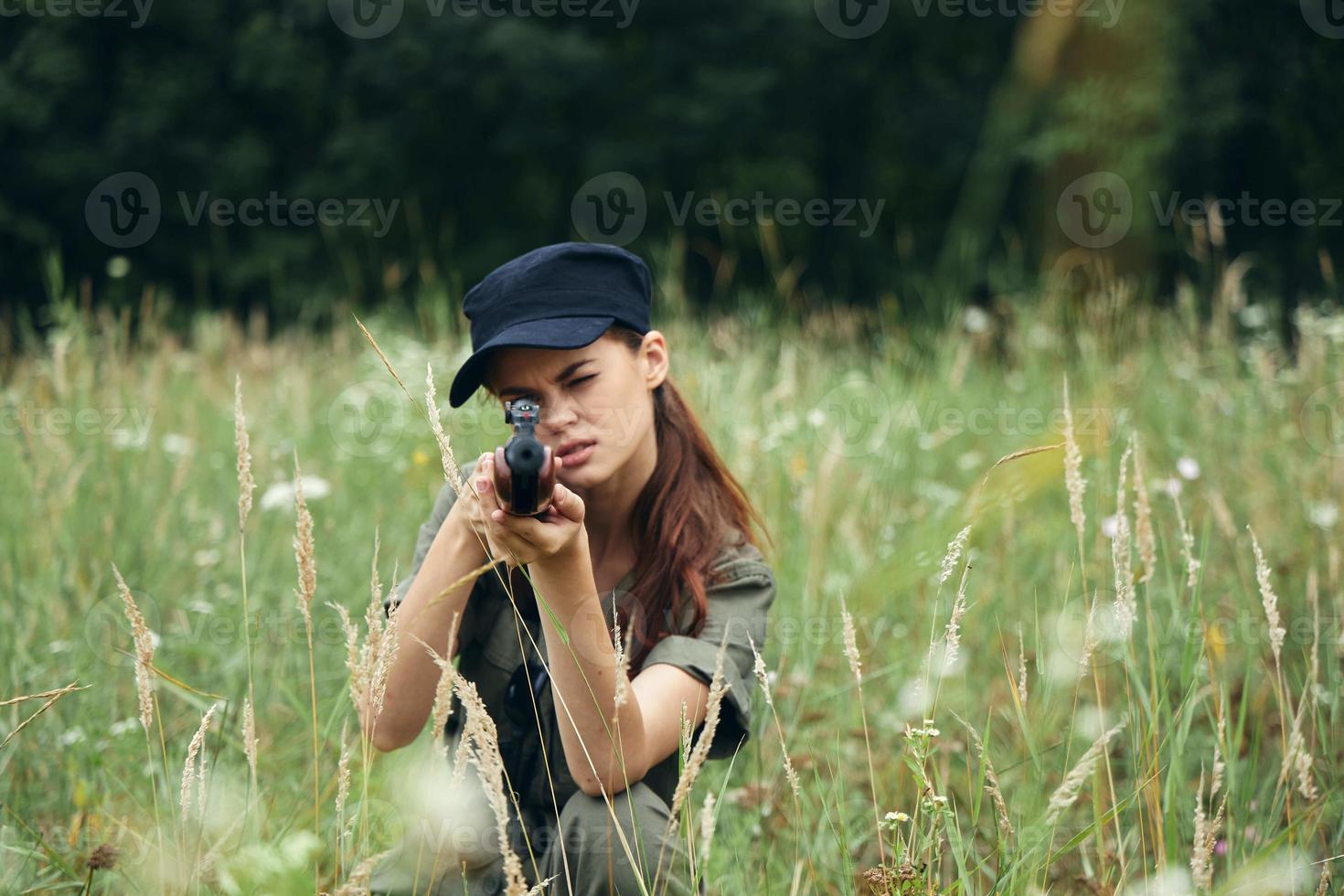 mulher em natureza uma mulher parece para dentro a vista do uma dua adiante Caçando Perigo armas foto