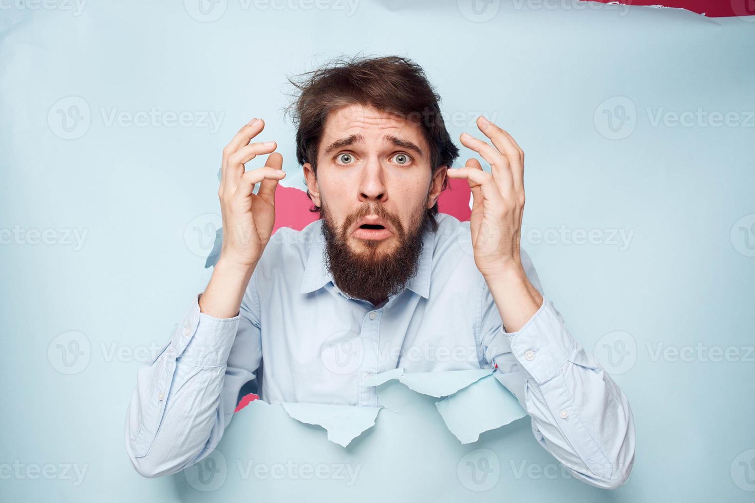 emocional homem dentro azul camisa rompe através parede emoções cortada Visão escritório foto