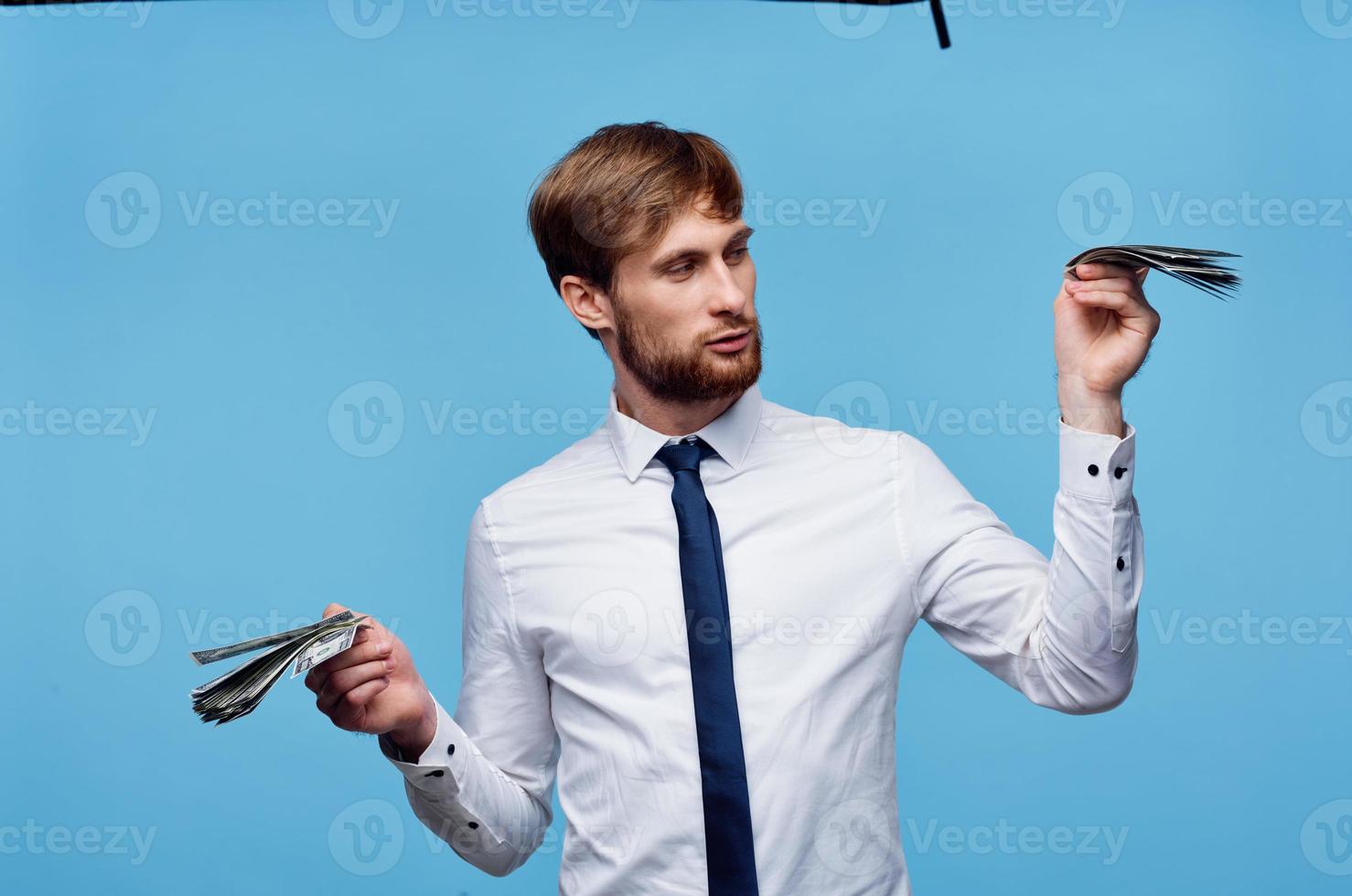 o negócio homem dentro camisa com gravata maços do dinheiro finança azul fundo foto