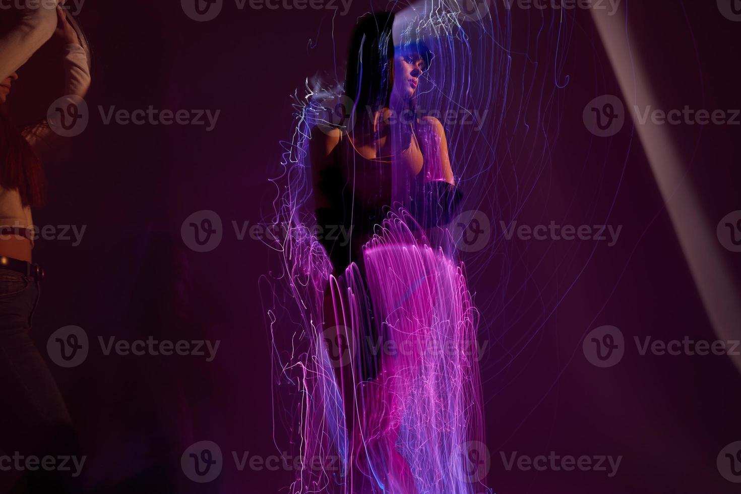 bonita jovem fêmea discoteca néon linhas luxo moda estúdio modelo inalterado foto