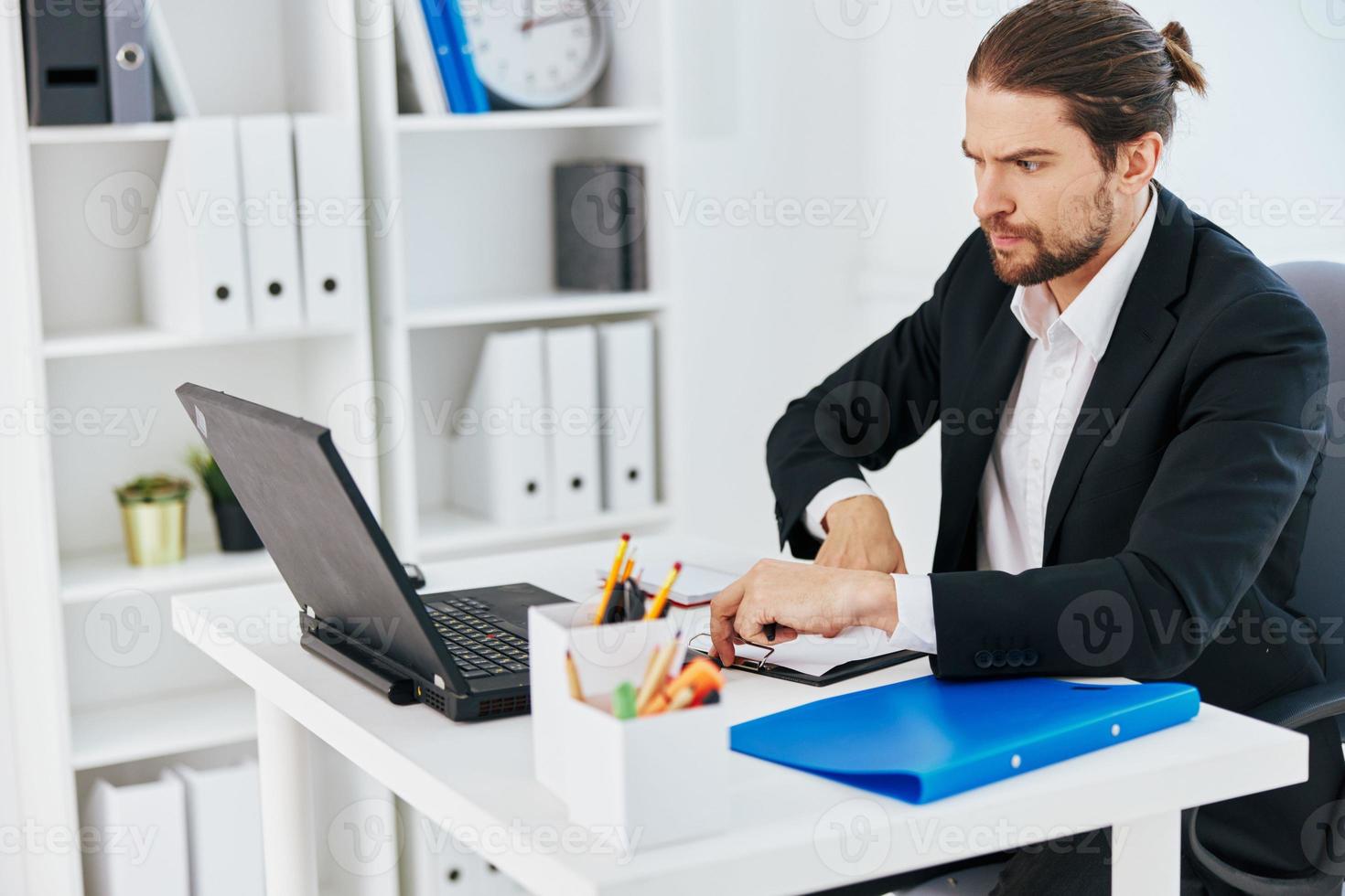 homem escritório trabalhos azul documento pasta tecnologia foto