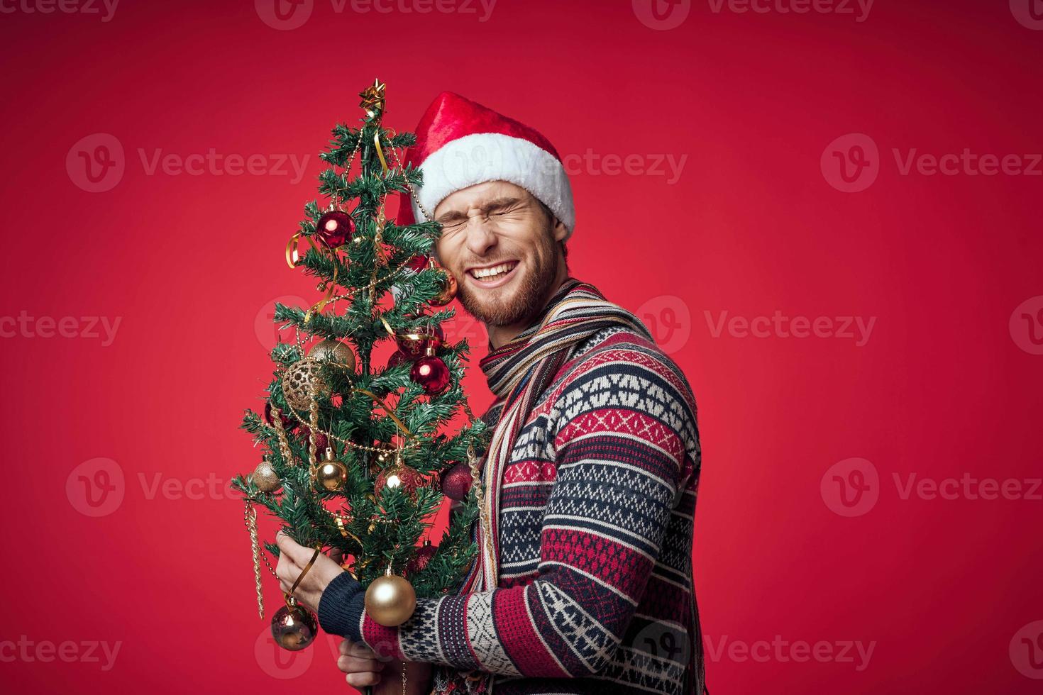 homem dentro uma suéter Natal árvore brinquedos decoração foto