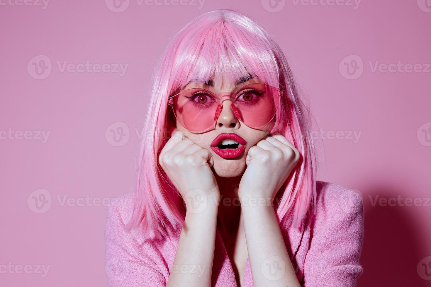 lindo elegante menina brilhante Maquiagem Rosa cabelo glamour à moda óculos cor fundo inalterado foto