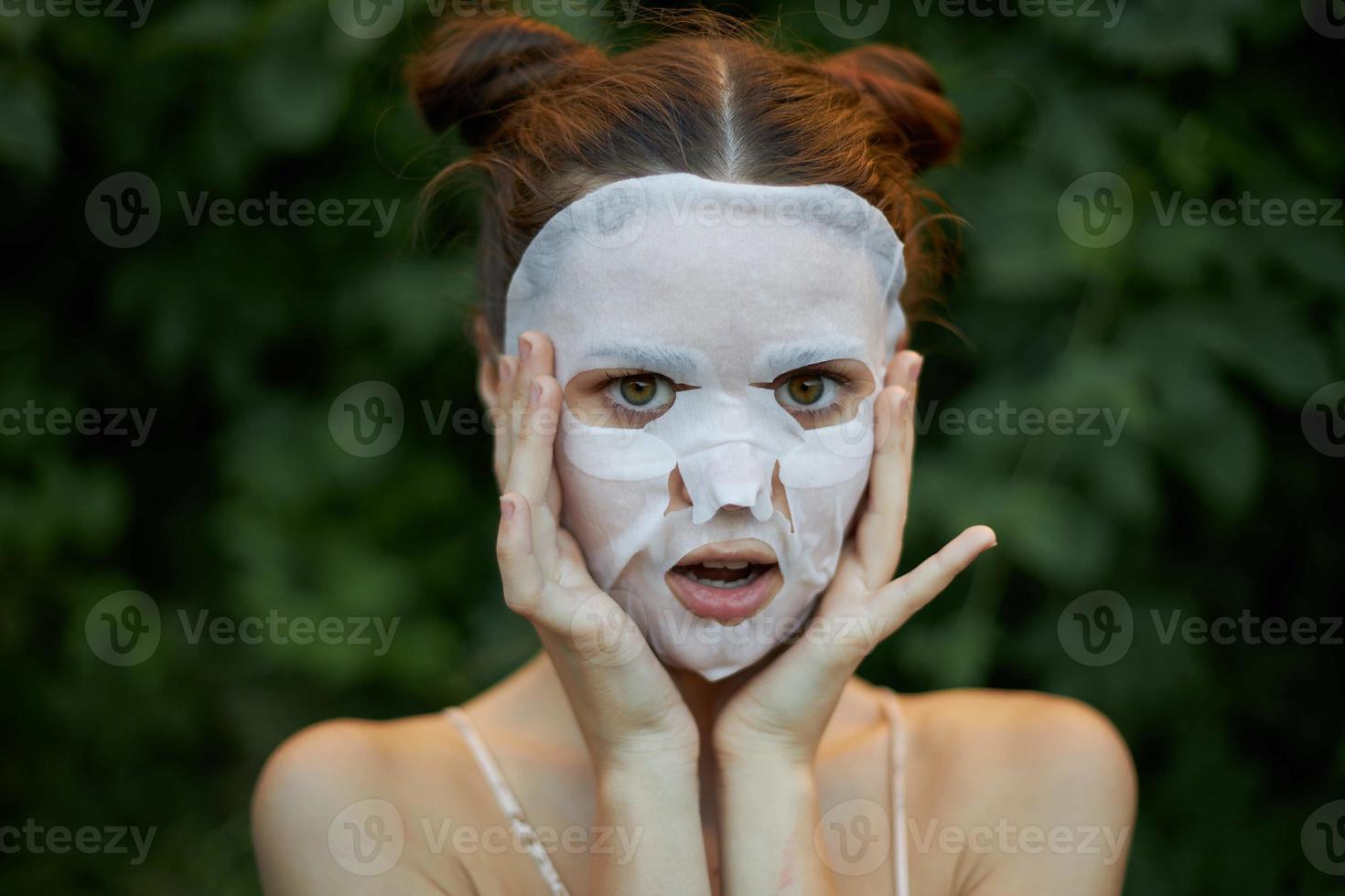 retrato do uma mulher branco mascarar, mascarar contra Preto pontos nu ombros foto