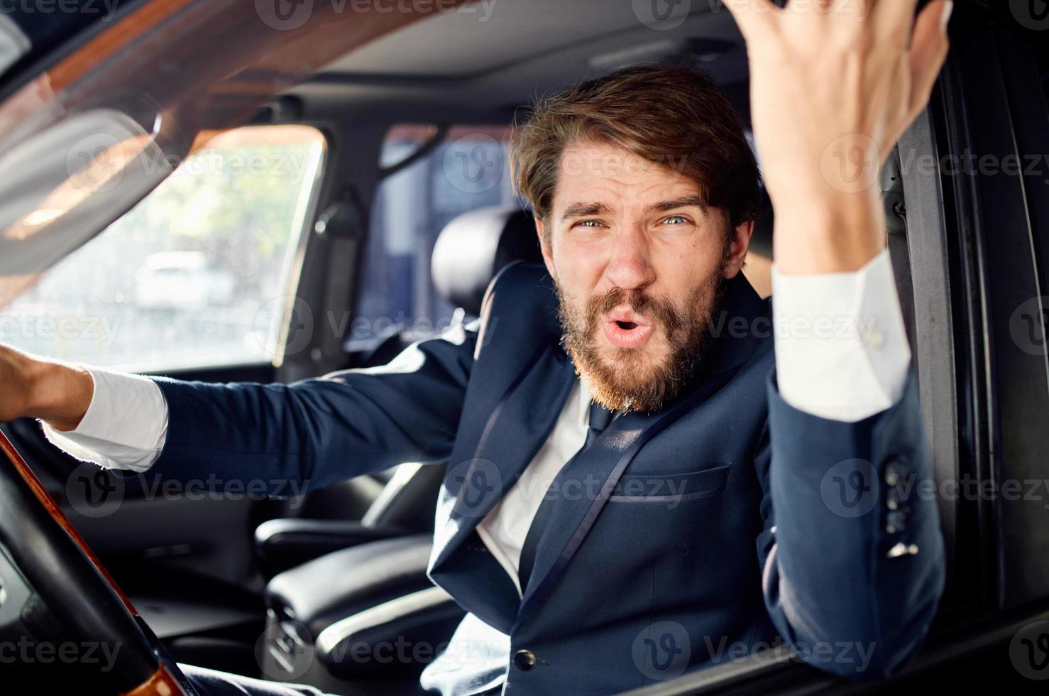 emocional homem dentro uma terno dentro uma carro uma viagem para trabalhos serviço foto