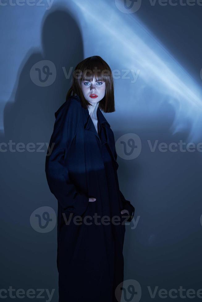 menina casaco foto estúdio azul cor frente Visão
