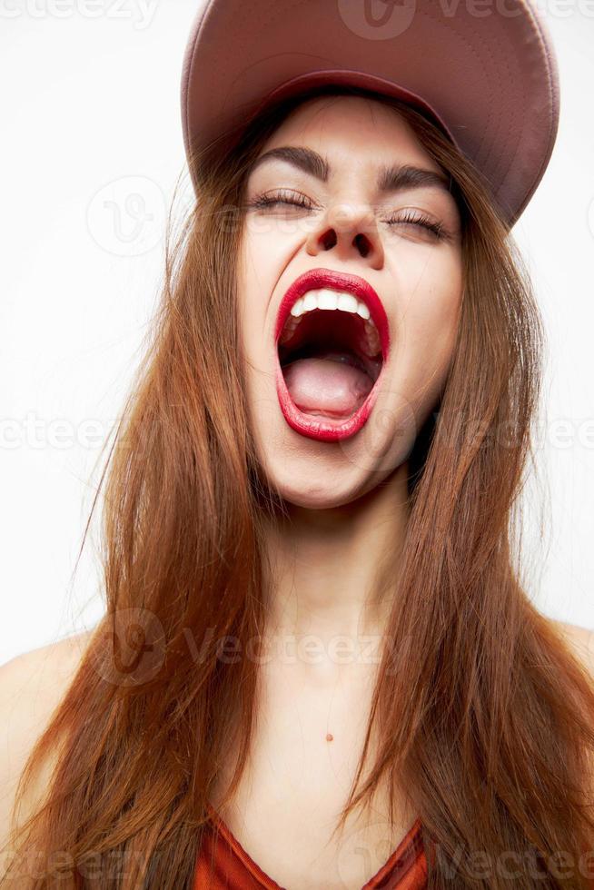 mulher com uma boné modelo Largo aberto boca fechadas olhos em dela cabeça modelo foto