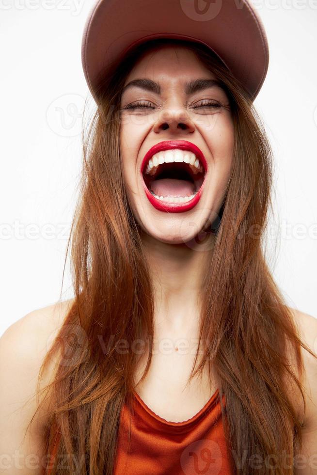 emocional mulher dentro uma boné emoções Diversão rir fechadas olhos tarde Maquiagem foto