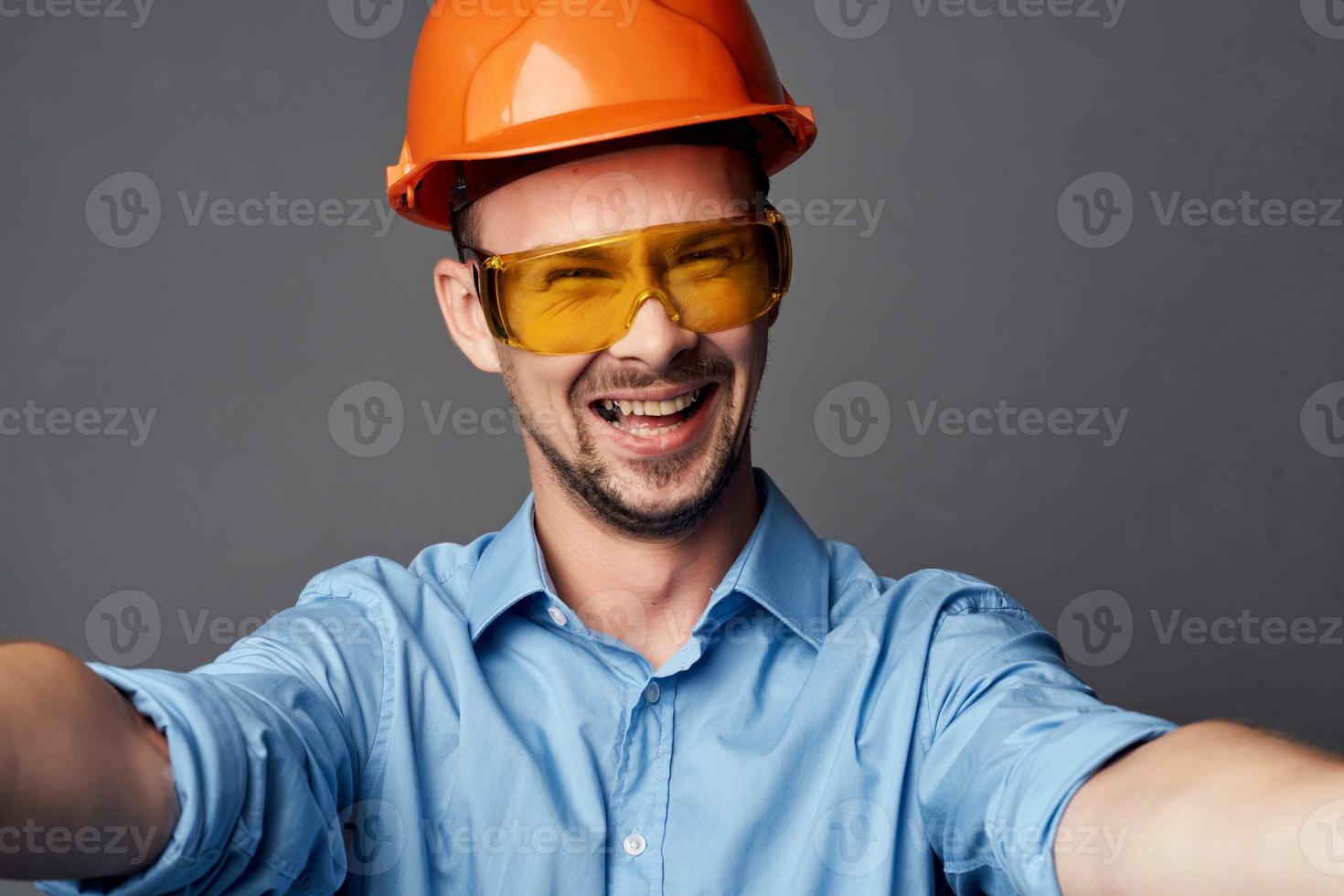 homem dentro laranja Difícil chapéu construtor emoções profissional foto