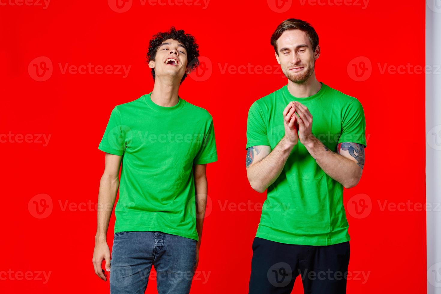 dois amigos verde Camisetas moda casual roupas estúdio foto