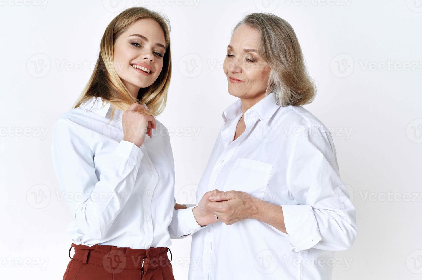 alegre mãe e filha dentro branco camisas abraço estilo de vida foto