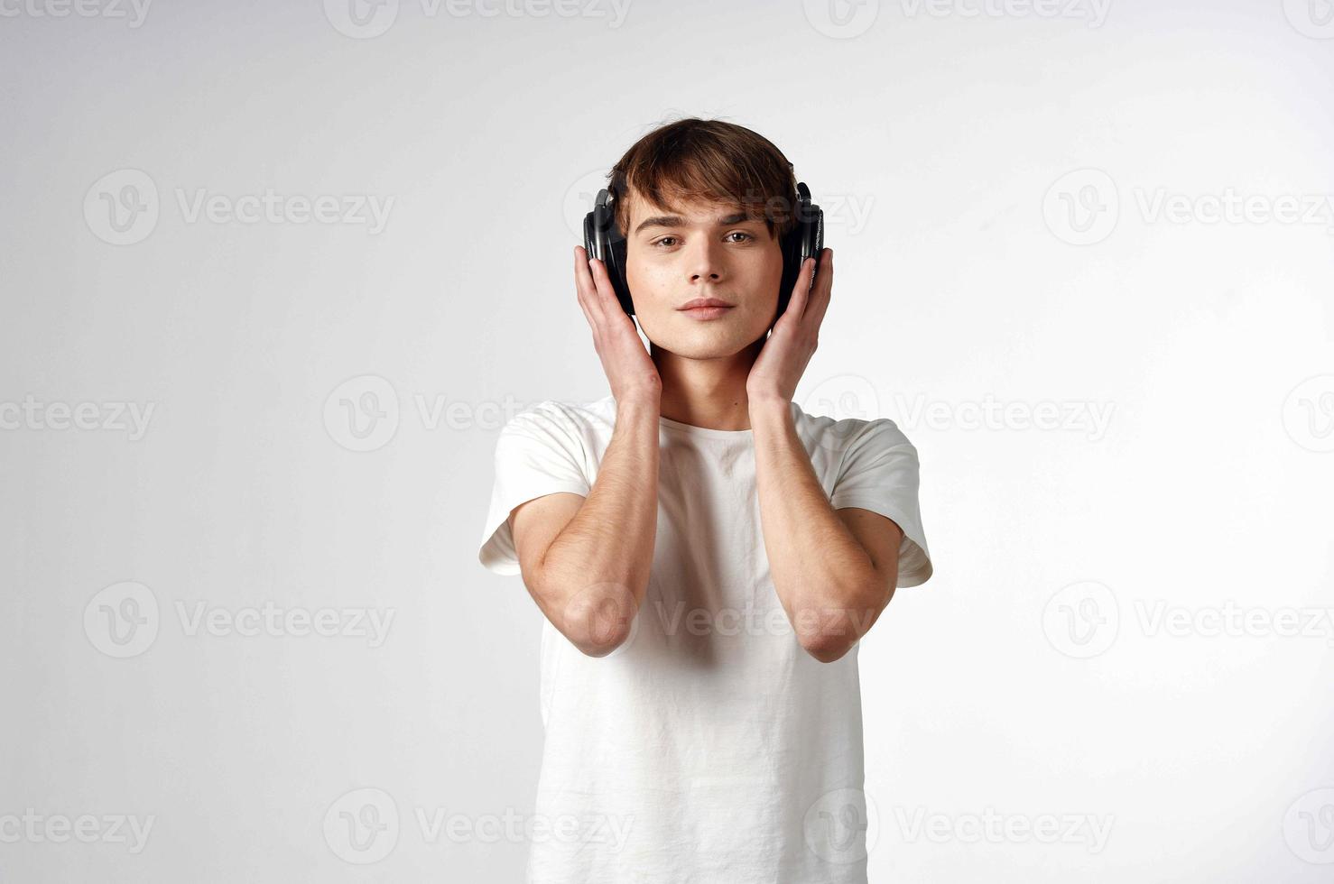 cara dentro fones de ouvido ouço para música entretenimento tecnologia foto