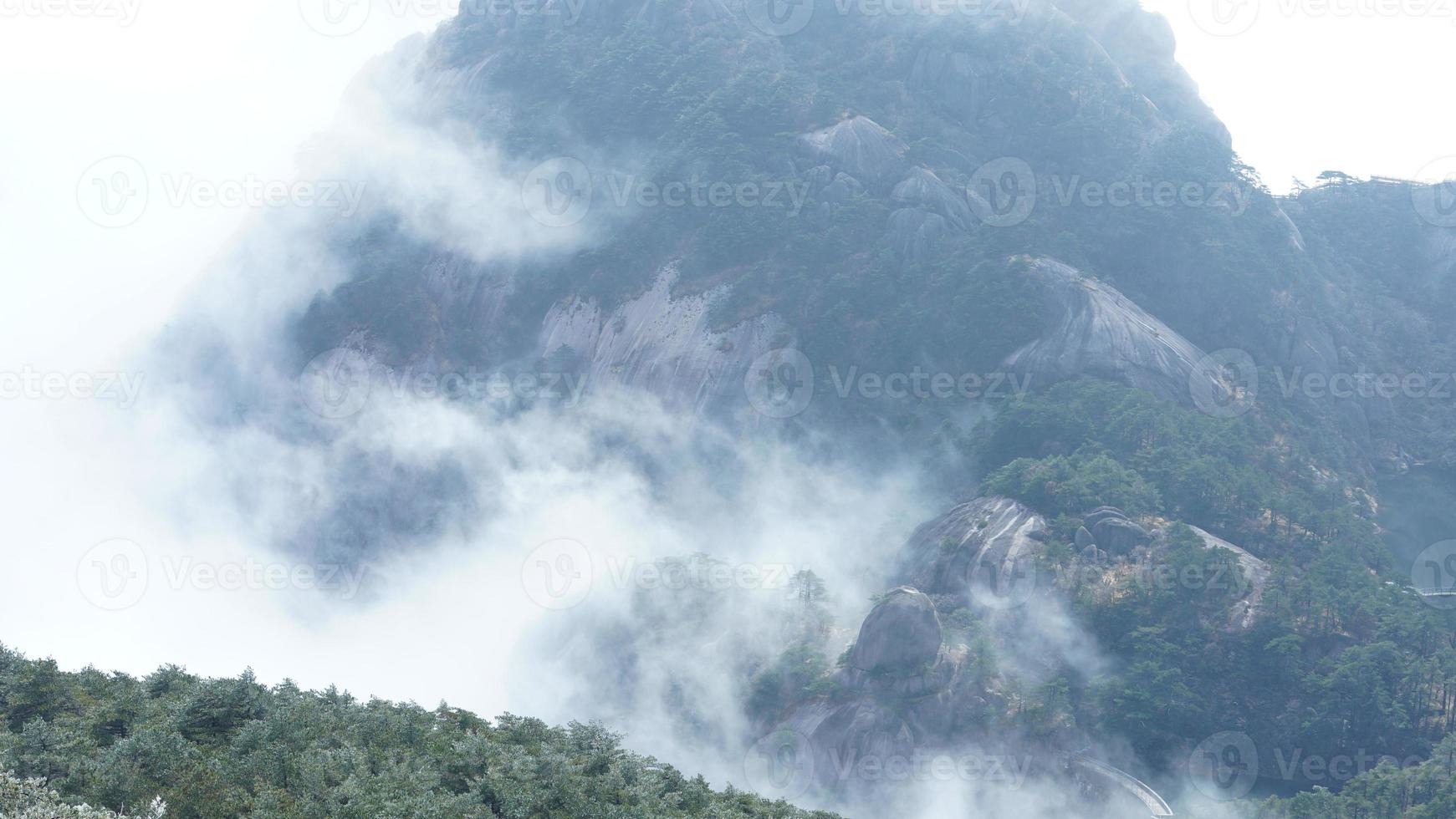 as belas paisagens das montanhas com a floresta verde e o penhasco rochoso em erupção como pano de fundo na zona rural da china foto