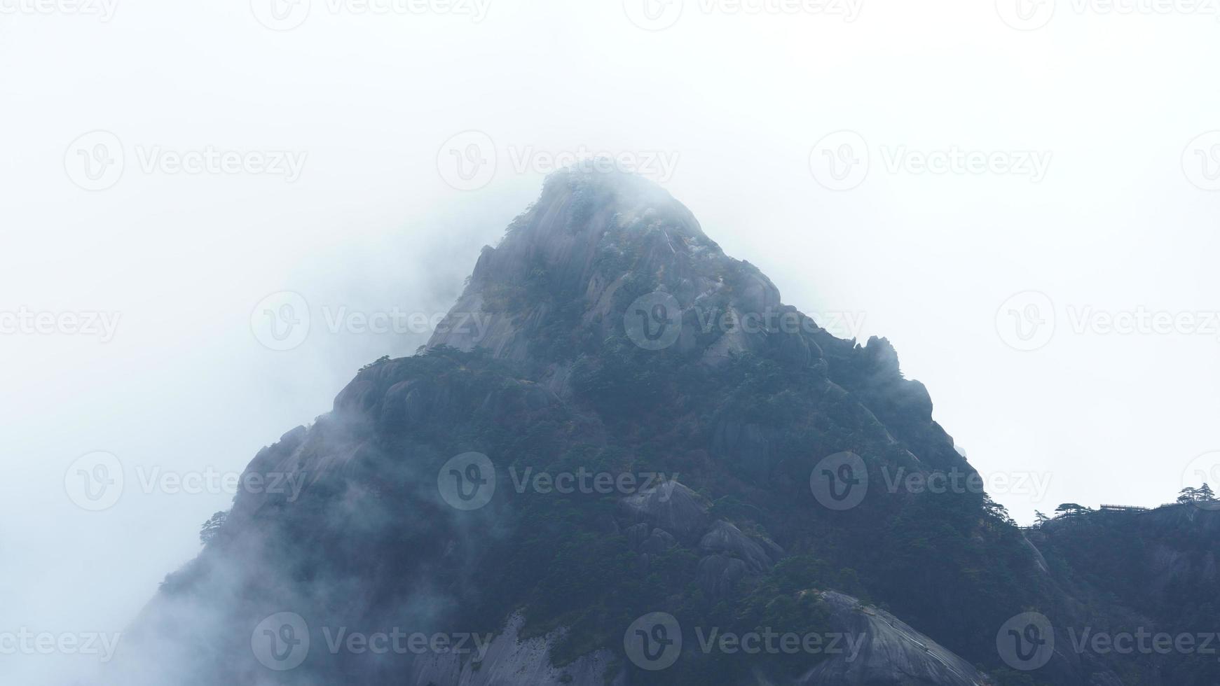 as belas paisagens das montanhas com a floresta verde e o penhasco rochoso em erupção como pano de fundo na zona rural da china foto