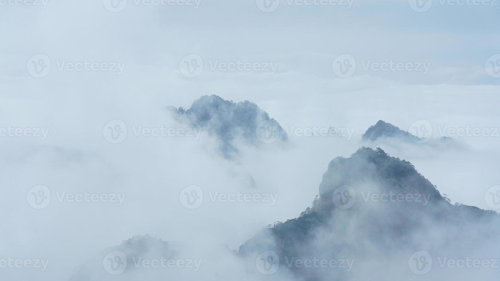 as belas paisagens das montanhas com a floresta verde e o penhasco rochoso em erupção como pano de fundo na zona rural da china foto