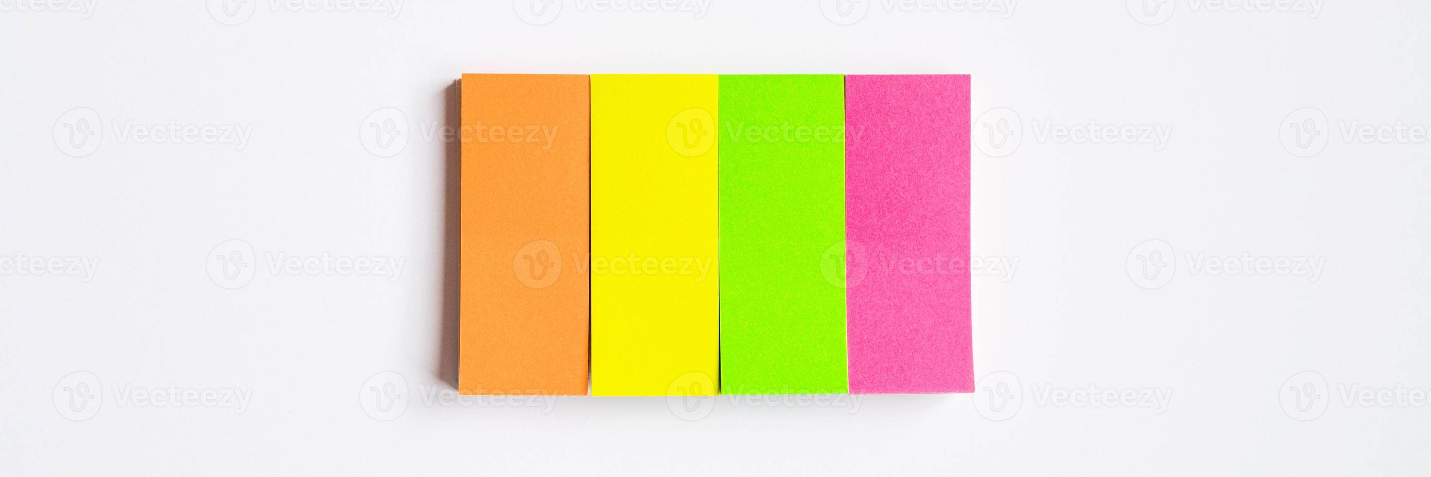 Notas de adesivos multicoloridos em fundo branco foto