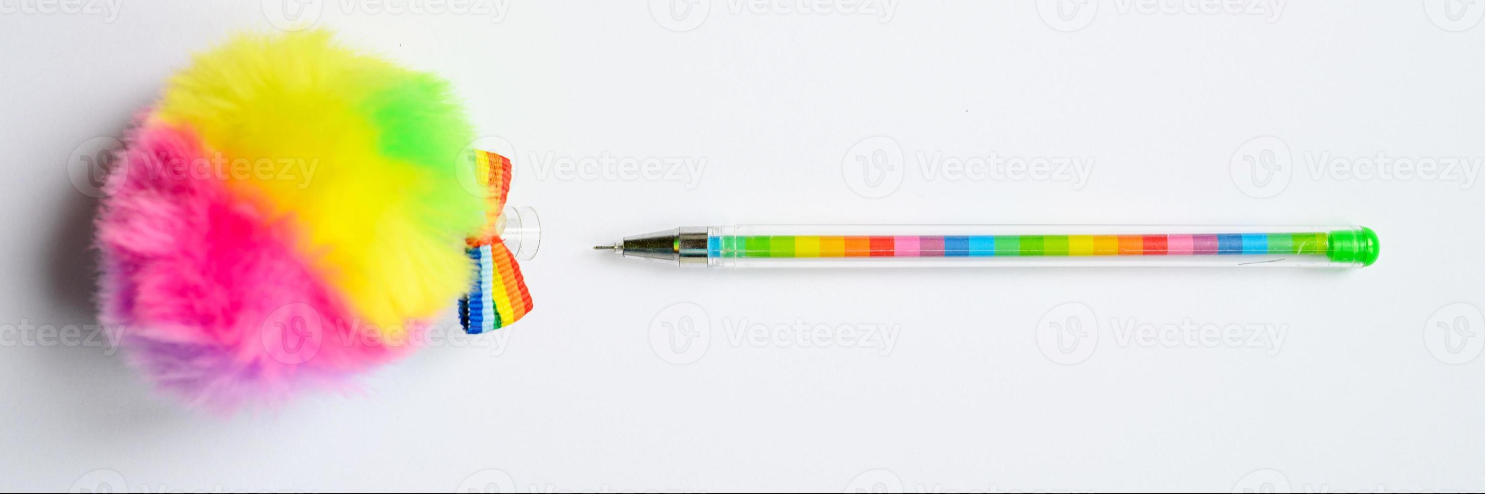 caneta multicolorida em fundo azul foto