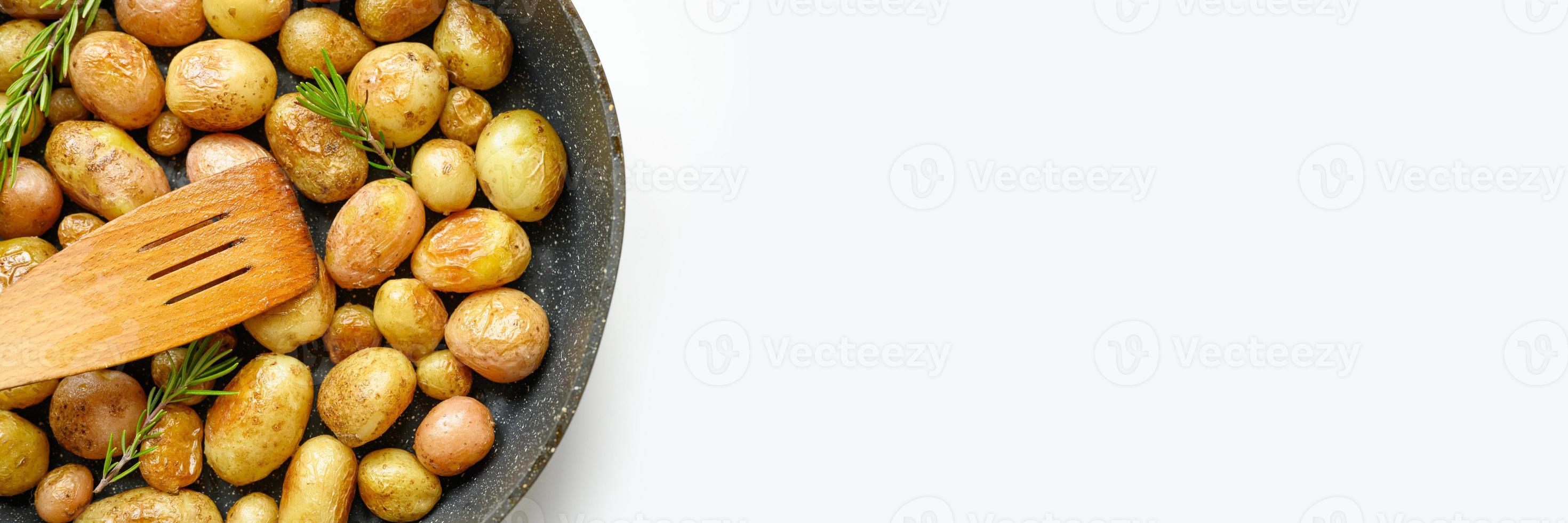 batata assada dourada com casca foto