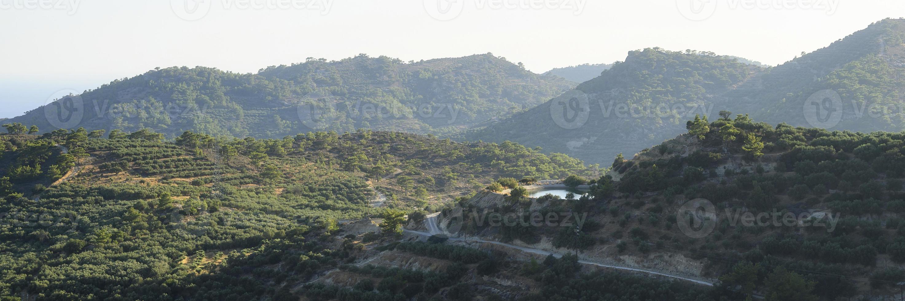 paisagem de área montanhosa com plantações de oliveiras foto