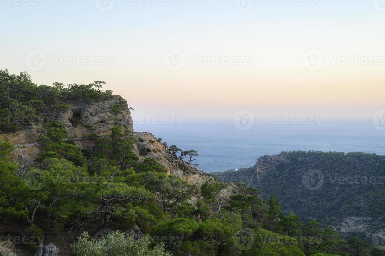 crepúsculo montanha paisagem com vista para o mar mediterrâneo foto