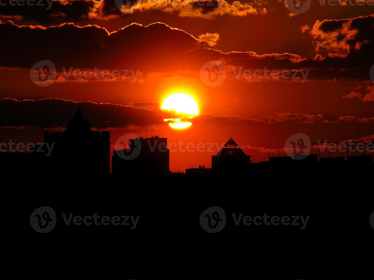 outono pôr do sol vermelho com um céu roxo foto