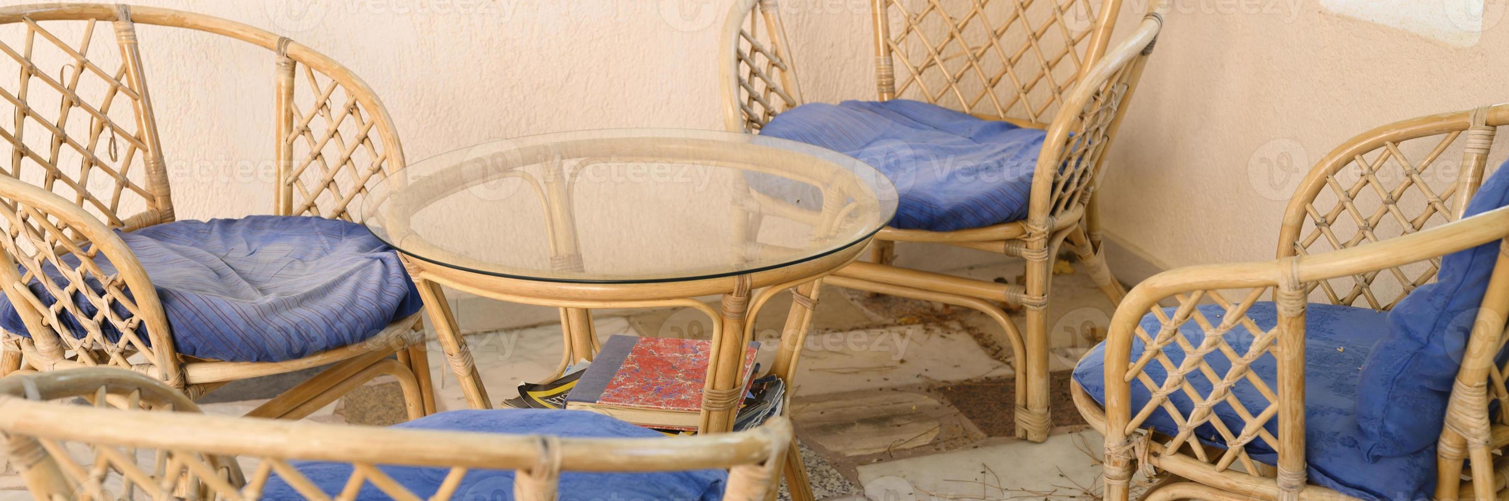 cadeiras de madeira de vime e mesa de centro para relaxar e socializar foto