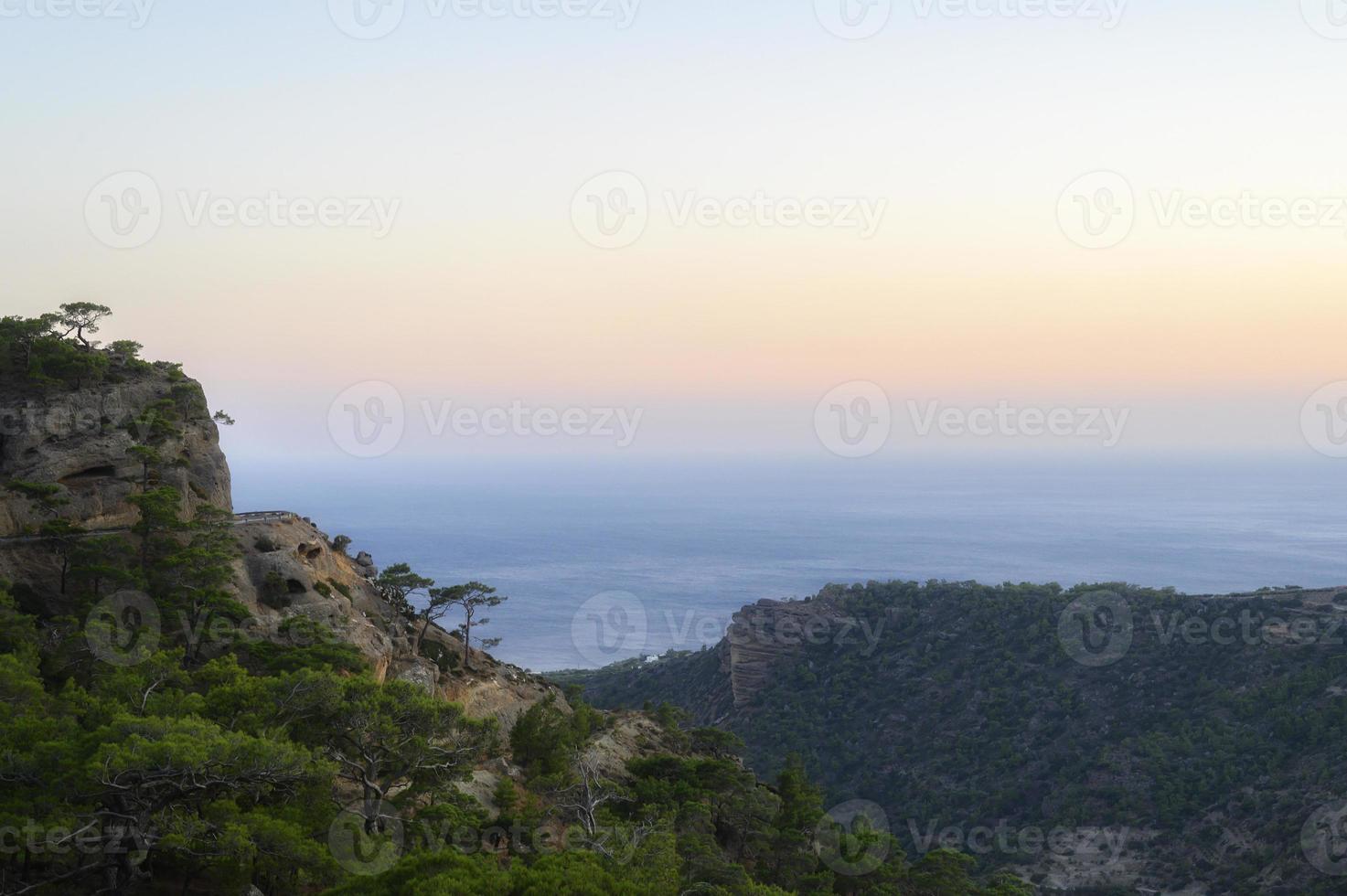 crepúsculo montanha paisagem com vista para o mar mediterrâneo foto