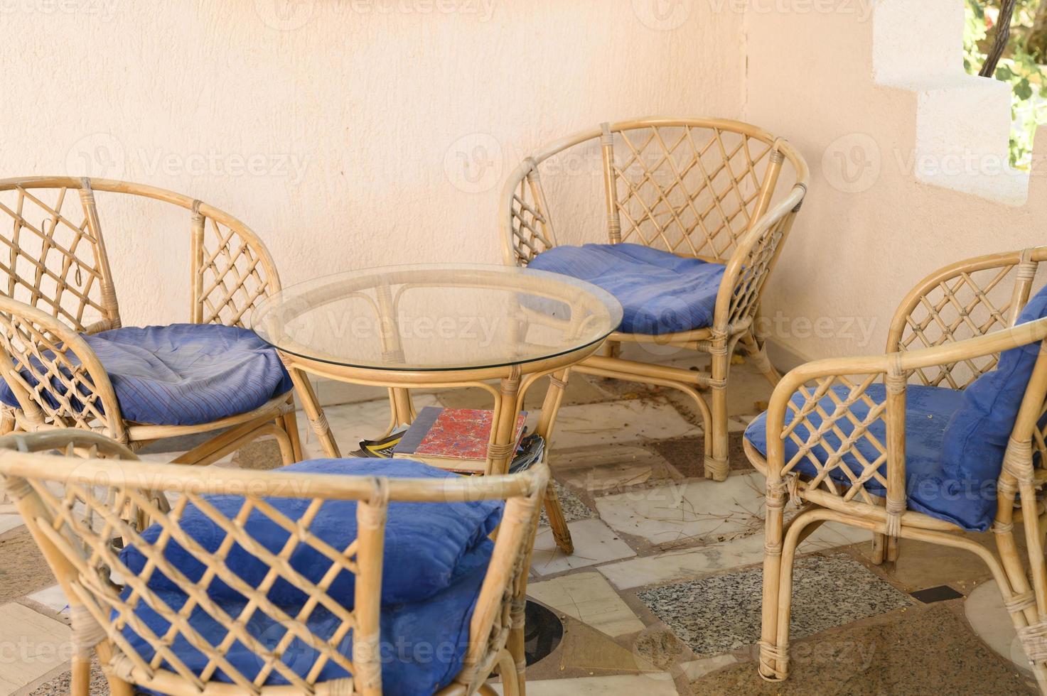 cadeiras de madeira de vime e mesa de centro para relaxar e socializar foto