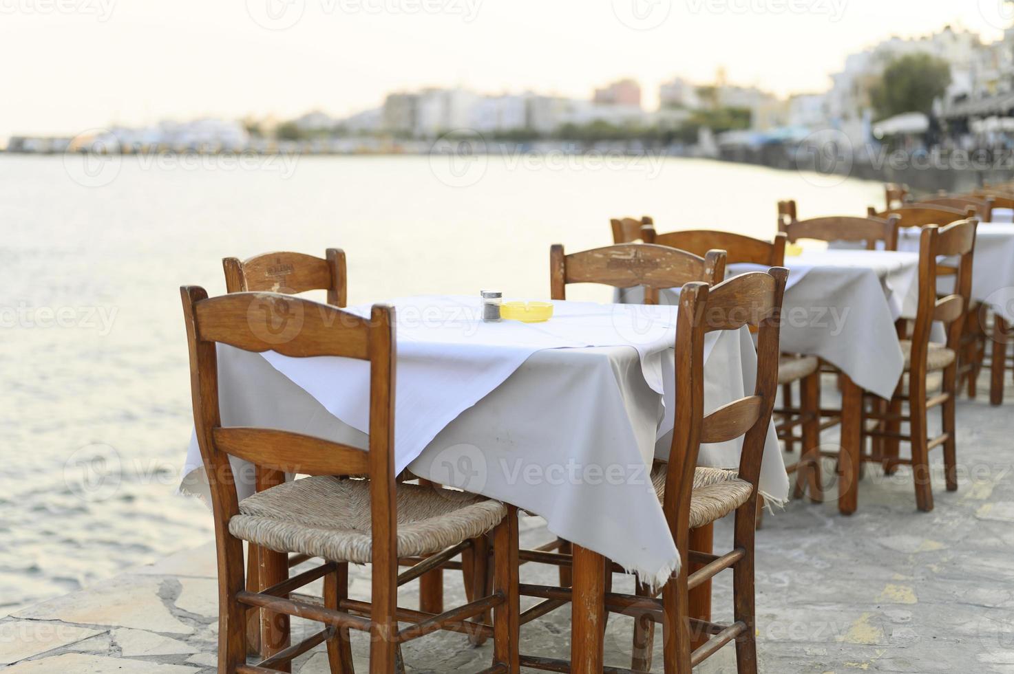 mesas de café no dique do mar mediterrâneo foto