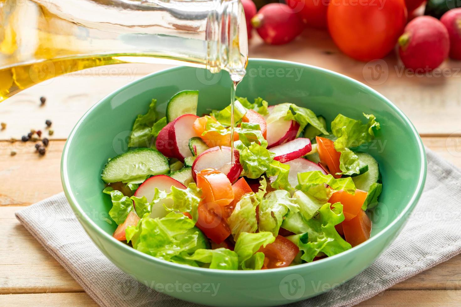 salada de legumes fresca com pepino, rabanete e azeite de oliva foto