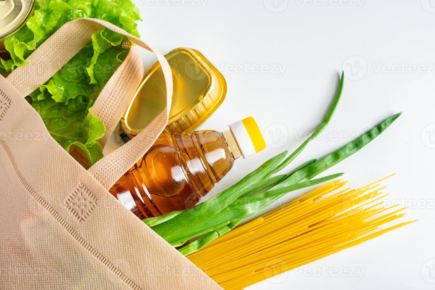 compras em uma sacola reutilizável em fundo branco foto